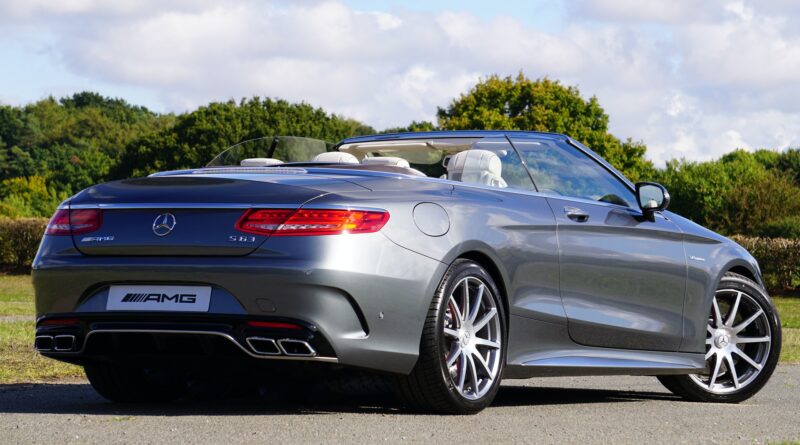 Convertibel car parked with the top down